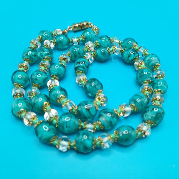 Green Murano Art Glass, Gold Tone Filigree End Caps, Hand-Knotted, Vintage - Picture 9 of 11